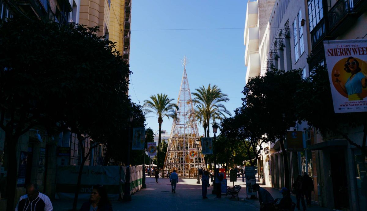 La calle Lancería aún sin las luces; al fondo la plaza del Arenal con el árbol ya instalado.