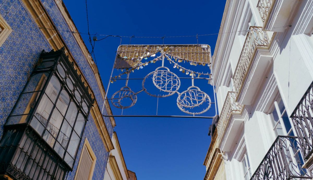 Motivo decorativo en la calle Algarve. 