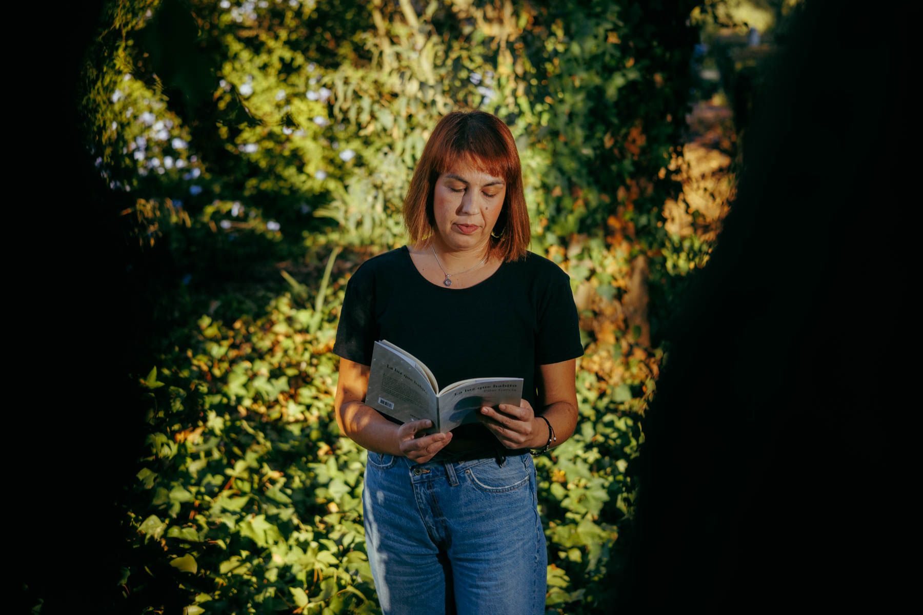 La jerezana Pilar García con su poemario 'La luz que habito'. La jerezana Pilar García con su poemario 'La luz que habito'.