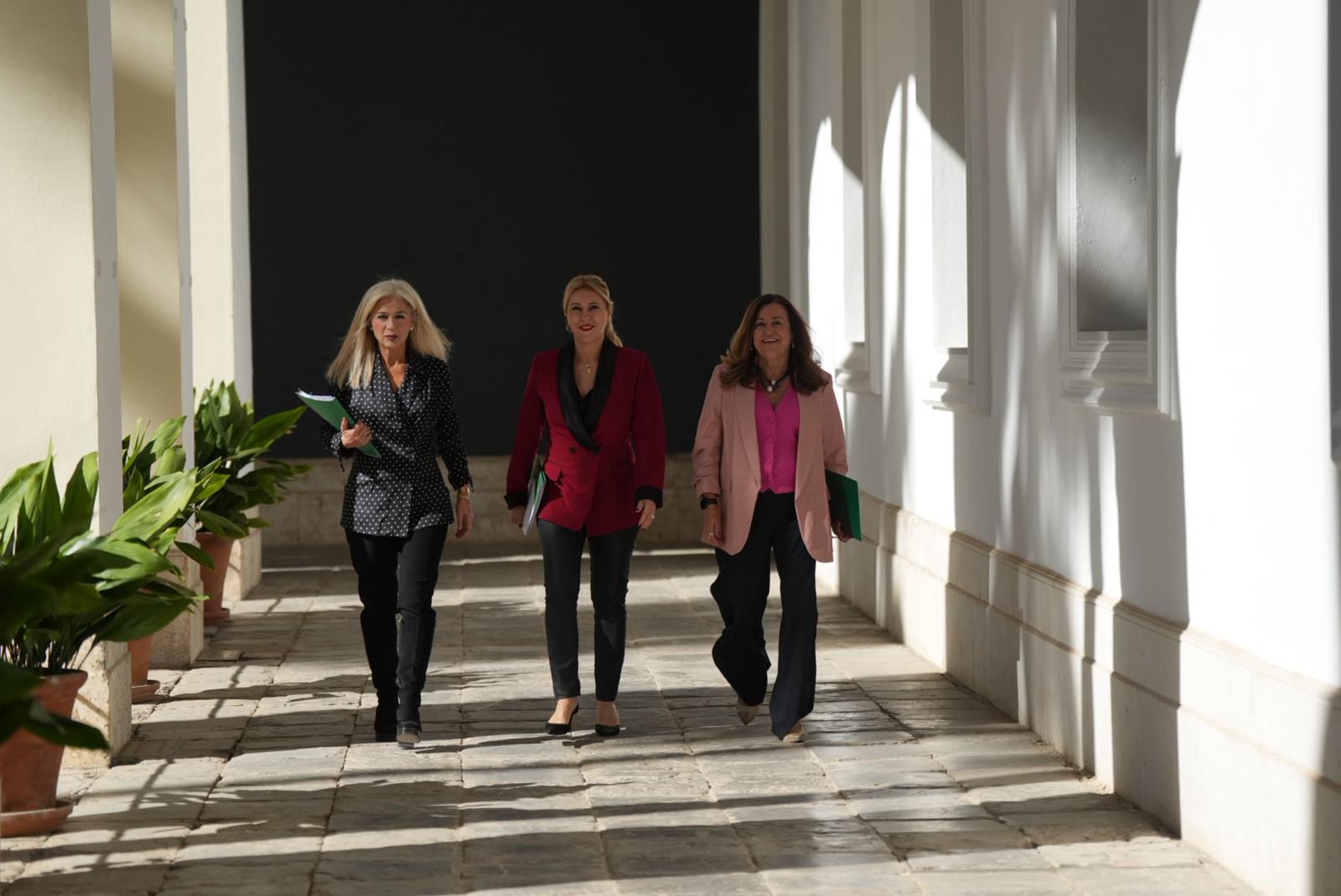 Carolina España, este lunes, en el centro de la imagen.