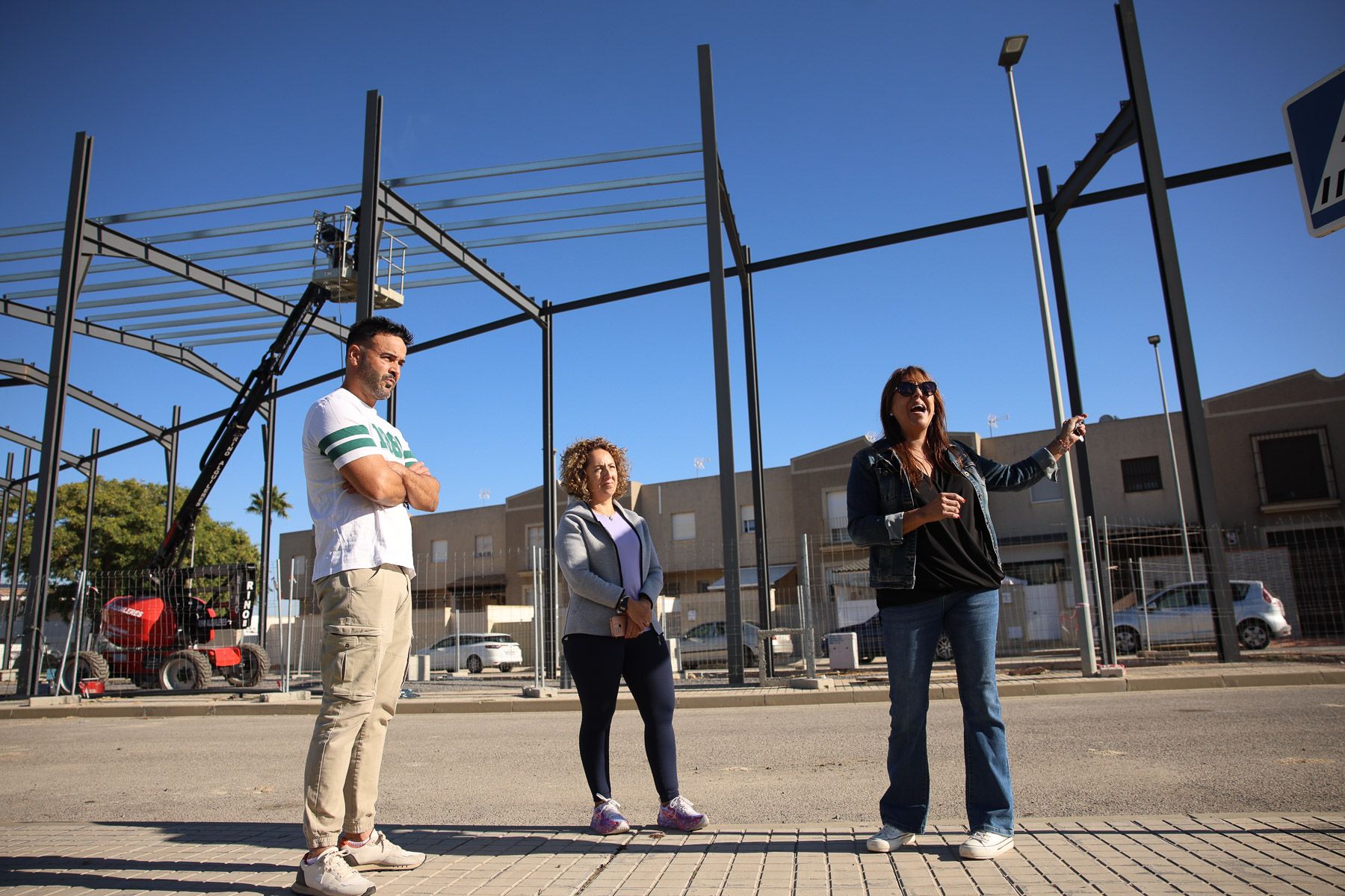 David, Rocío y Arantxa, tres de los vecinos afectados por la construcción de la nueva nave, delante de sus viviendas. David, Rocío y Arantxa, tres de los vecinos afectados por la construcción de la nueva nave, delante de sus viviendas.