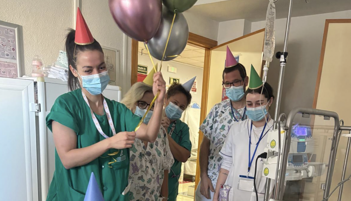 Equipo sanotario que ha dado una sorpresa a Araceli y su familia.