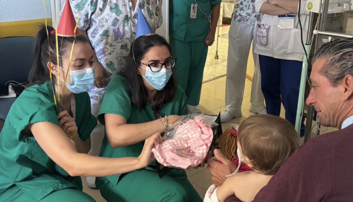 El personal ha entregado regalos a la pequeña.