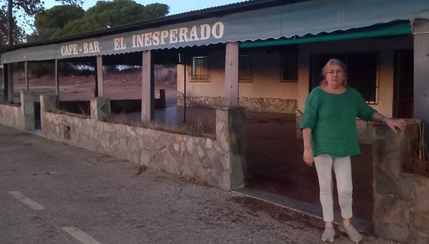 Lourdes Romero, posando delante del establecimiento de Puerto Real. Lourdes Romero, posando delante del establecimiento de Puerto Real.