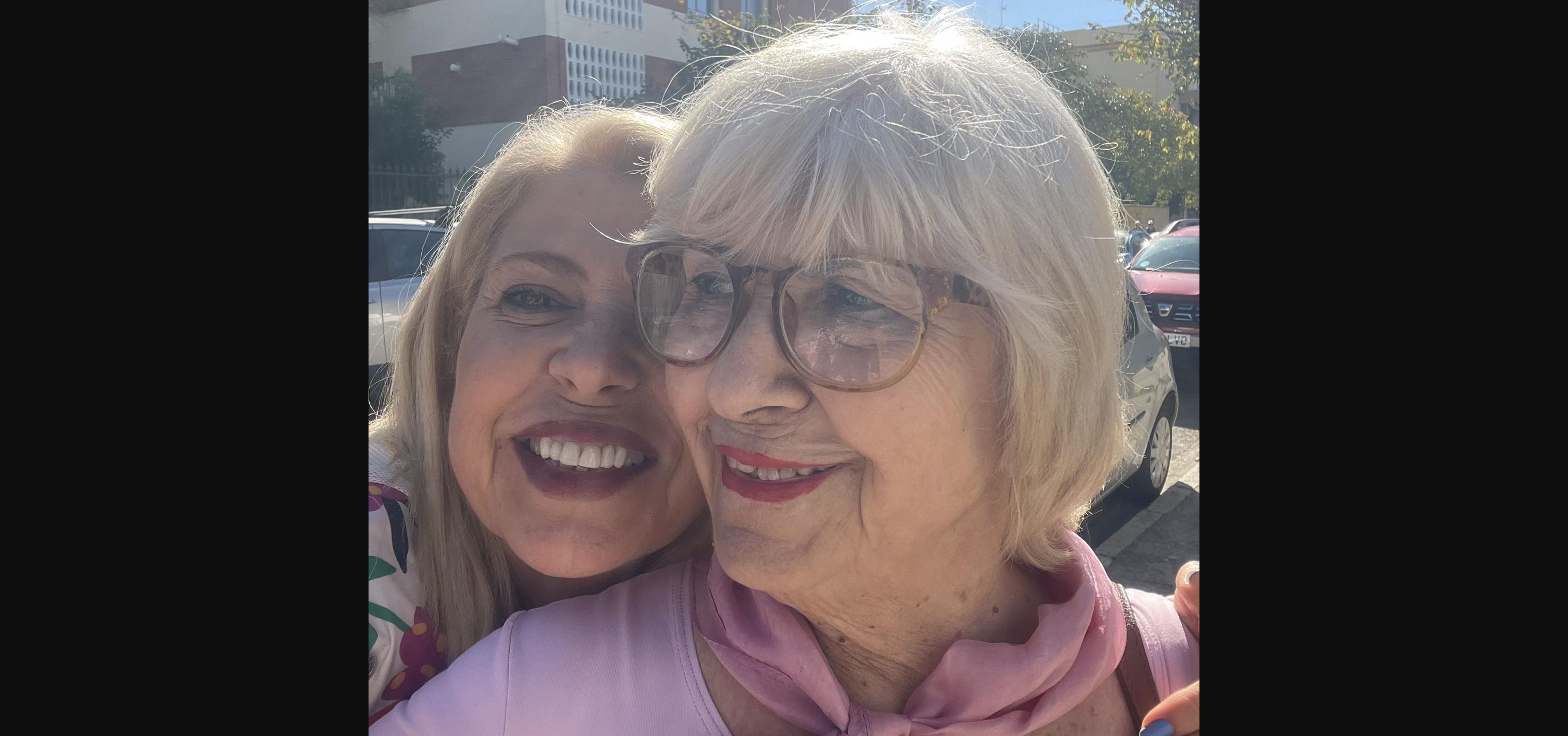 Mamen Sánchez con su madre, en una imagen compartida por la exalcaldesa. Mamen Sánchez con su madre, en una imagen compartida por la exalcaldesa.