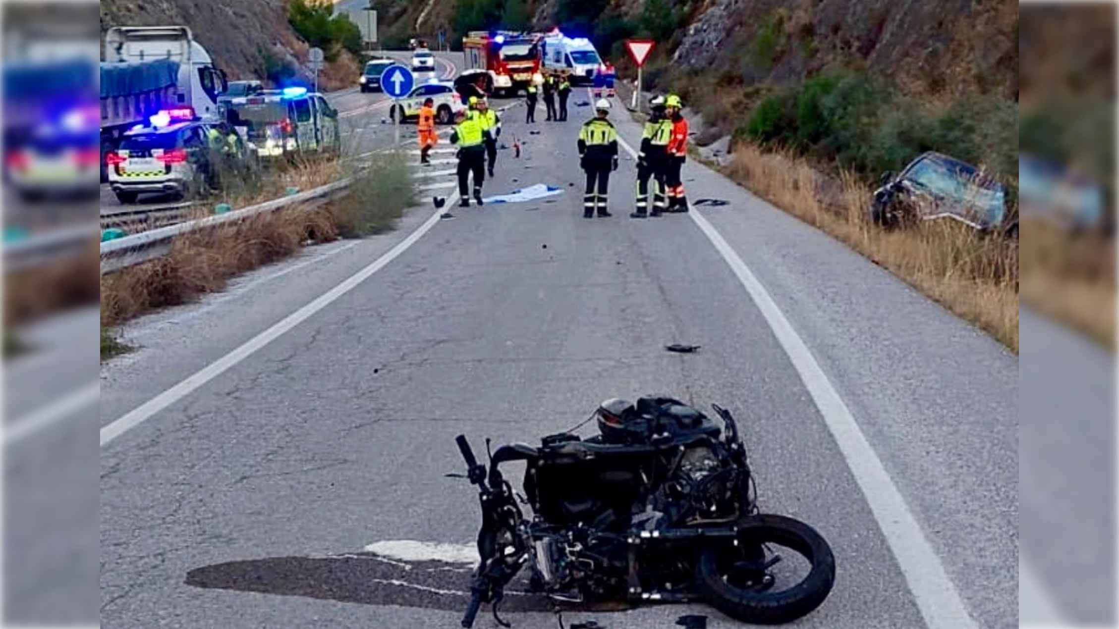 Imagen de la moto en la que iba el joven que ha perdido la vida a la altura del kilómetro 12 de la A-355. FOTO: CPB MÁLAGA Imagen de la moto en la que iba el joven que ha perdido la vida a la altura del kilómetro 12 de la A-355. FOTO: CPB MÁLAGA