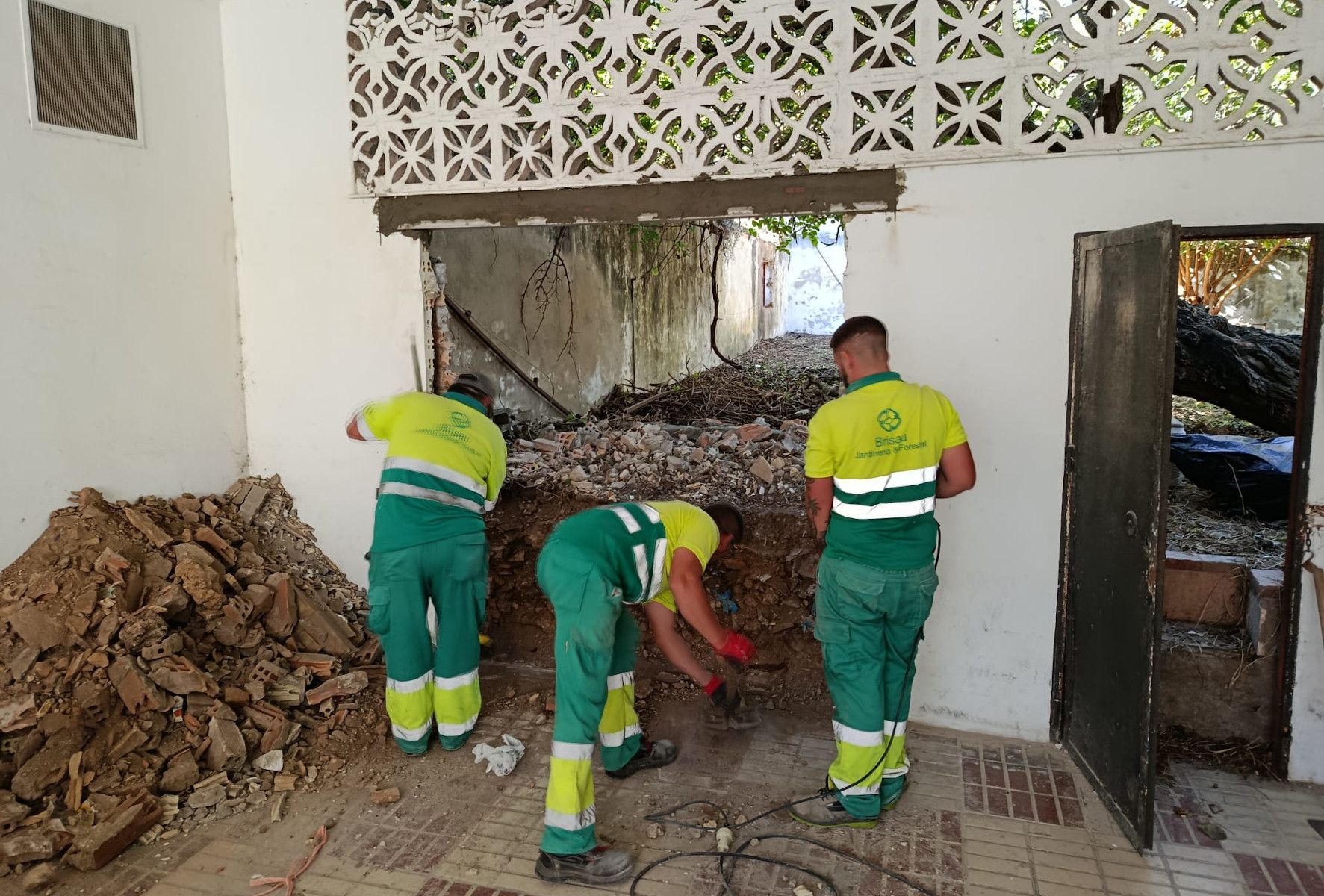 Obras en el antiguo patio del colegio en Puerto Real.