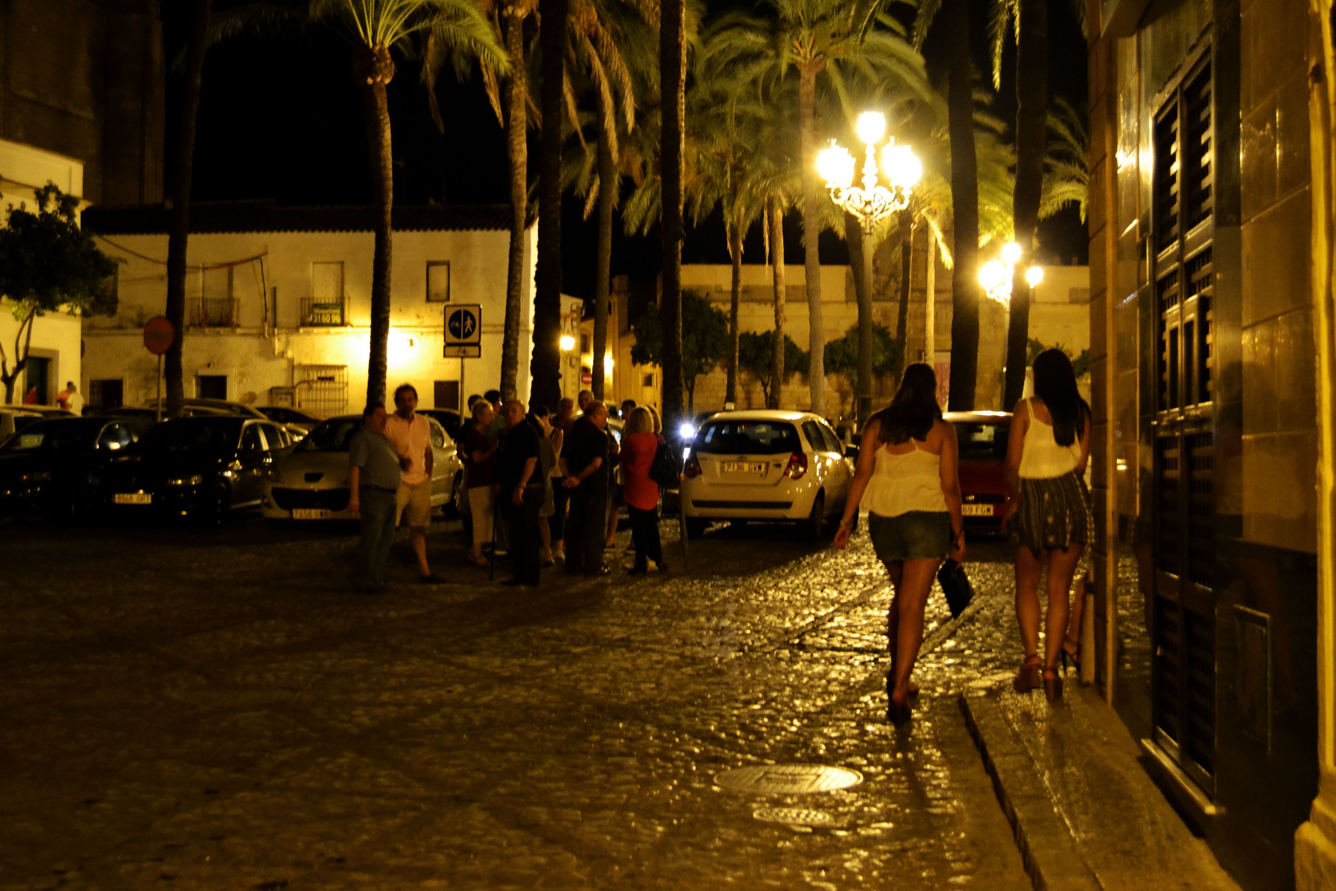 Vecinos patrullando el centro por la noche, en la plaza del Mercado. FOTO: CLAUDIA GONZÁLEZ ROMERO. 