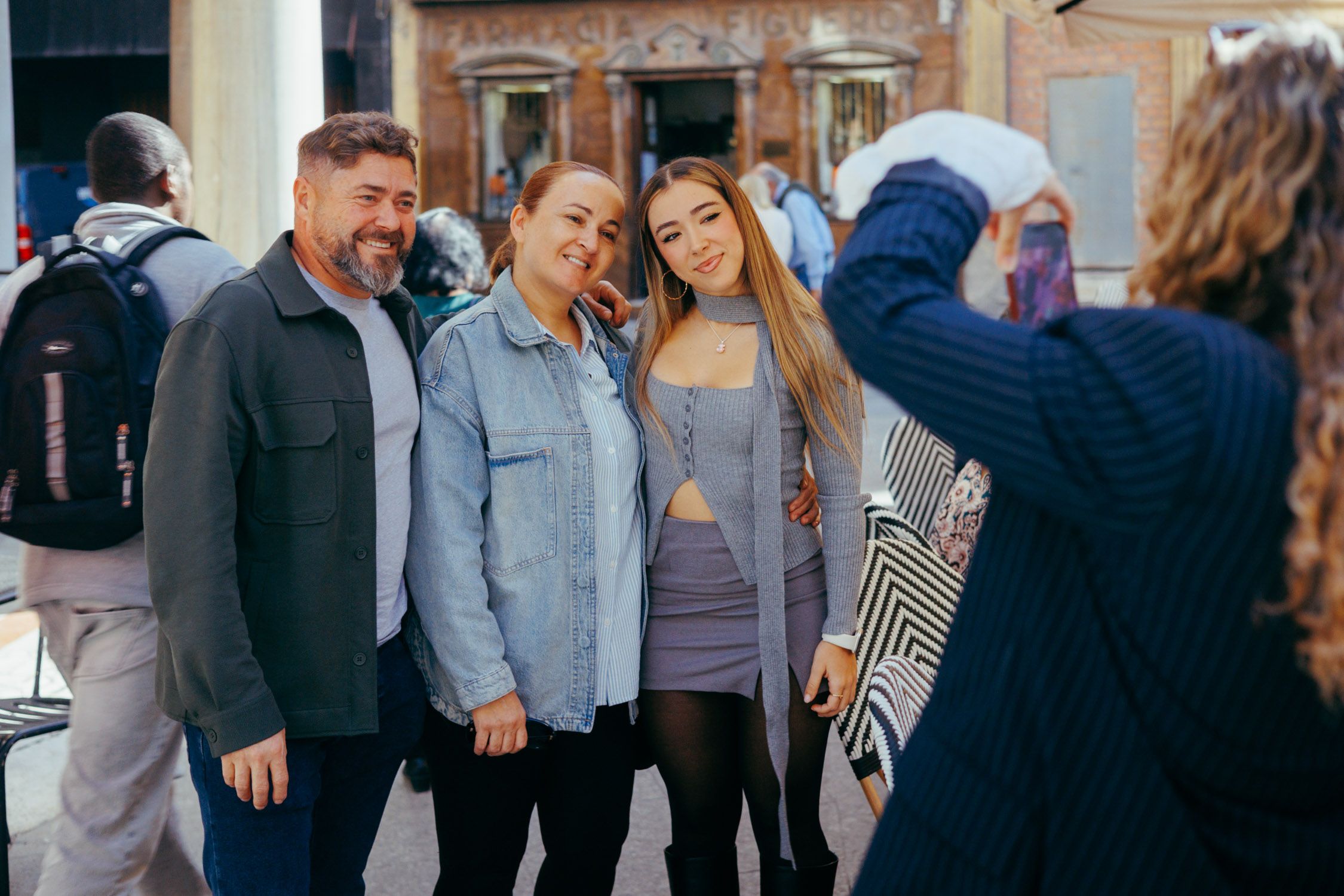 Laura Muñoz, haciéndose una foto con sus seguidores en Jerez.