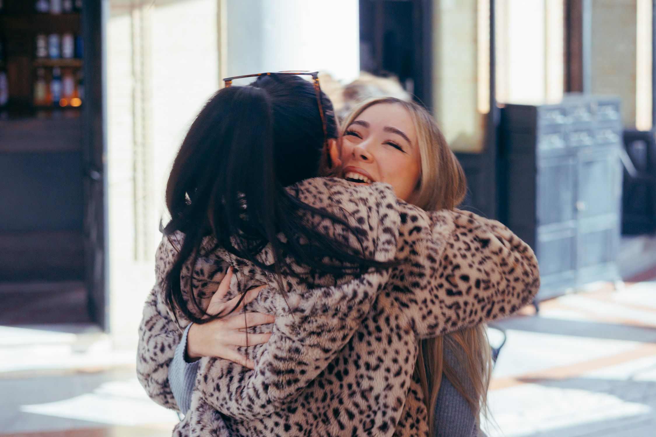 Laura Muñoz se reencuentra con una amiga tras dos meses en 'Operación Triunfo 2025'.