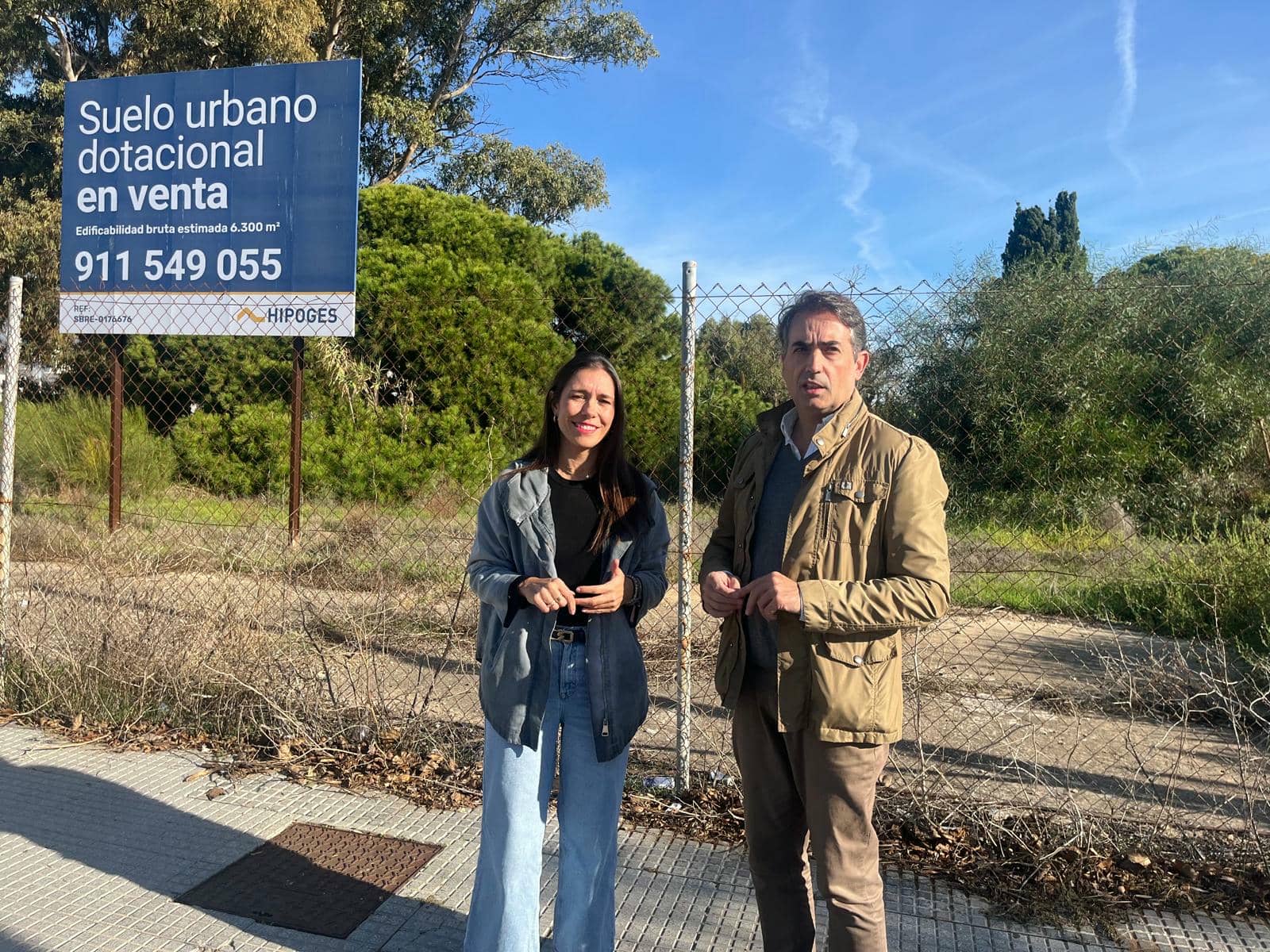 El portavoz de Fomento y Vivienda en el Parlamento andaluz, Antonio Saldaña, y la parlamentaria Auxi Izquierdo.