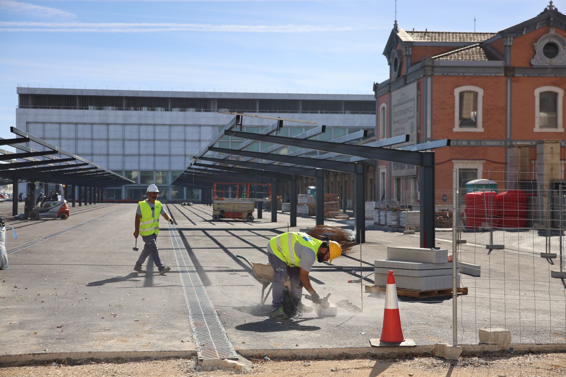Últimos retoques, este martes, a las obras del nuevo estacionamiento en superficie en Cádiz.