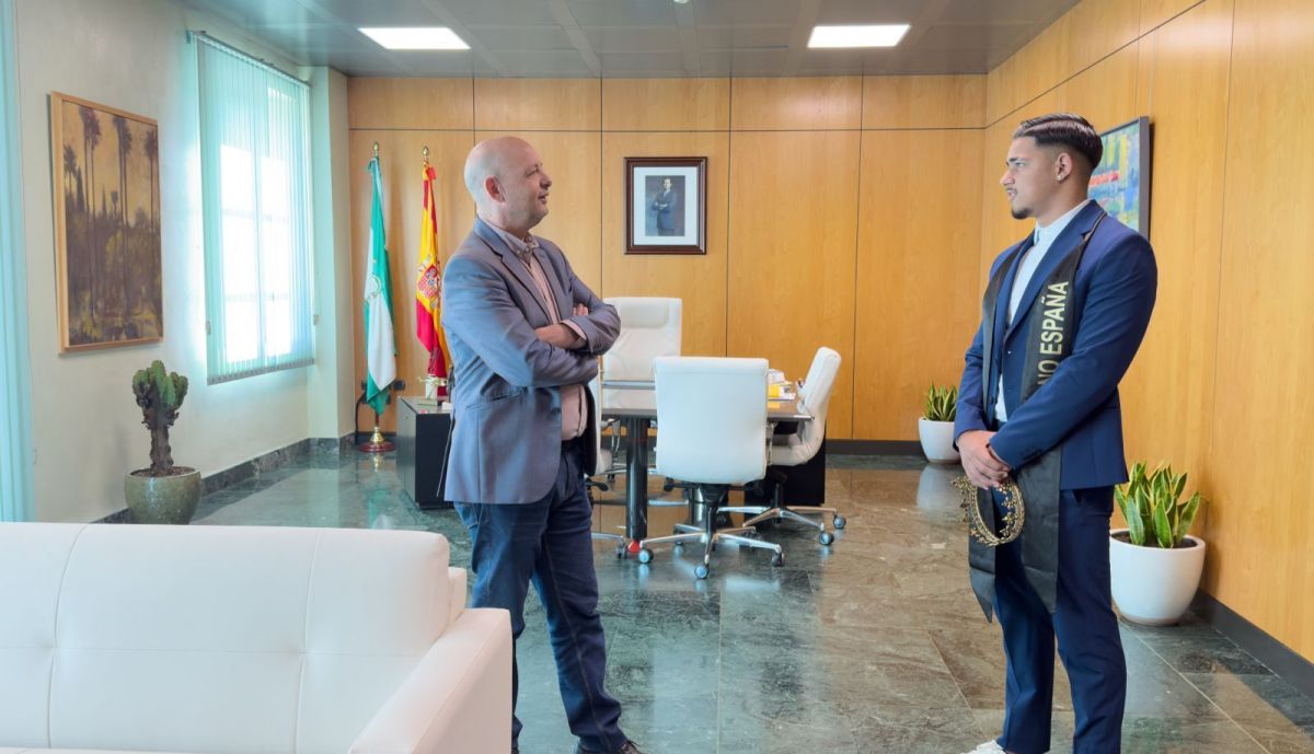 El alcalde Paco Rodríguez felicita a Israel.