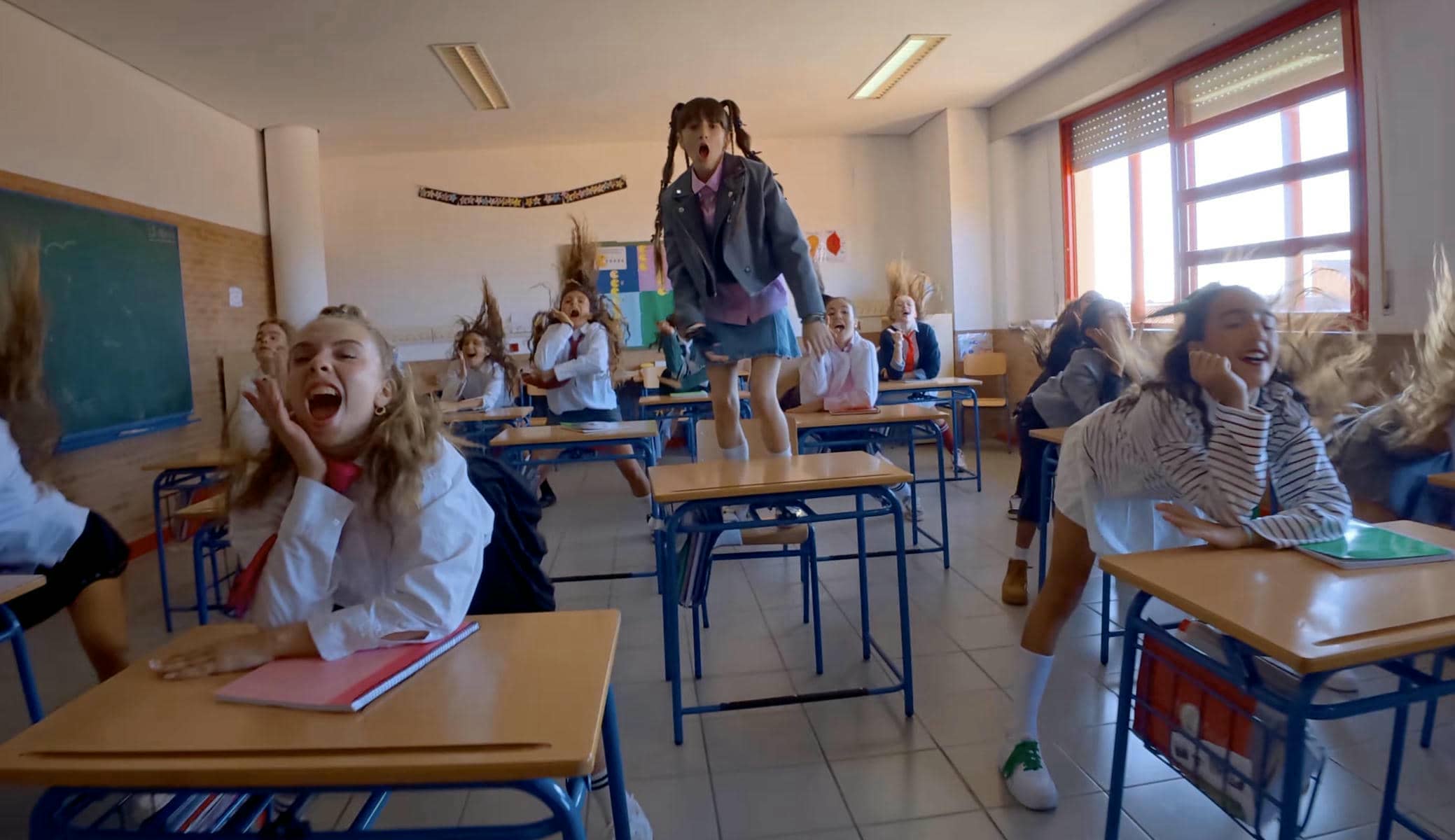 Chloe de la Rosa graba su nuevo videoclip en el CEIP Las Albinas de Chiclana.