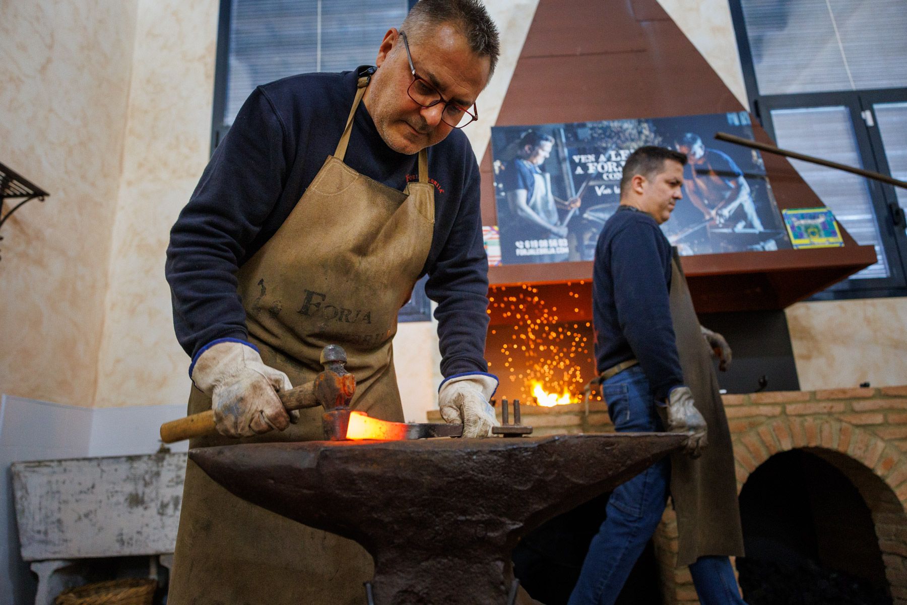El lebrijano Juan José Gómez Delgado ha creado un completo universo laboral y artístico en torno a la forja. El lebrijano Juan José Gómez Delgado ha creado un completo universo laboral y artístico en torno a la forja.
