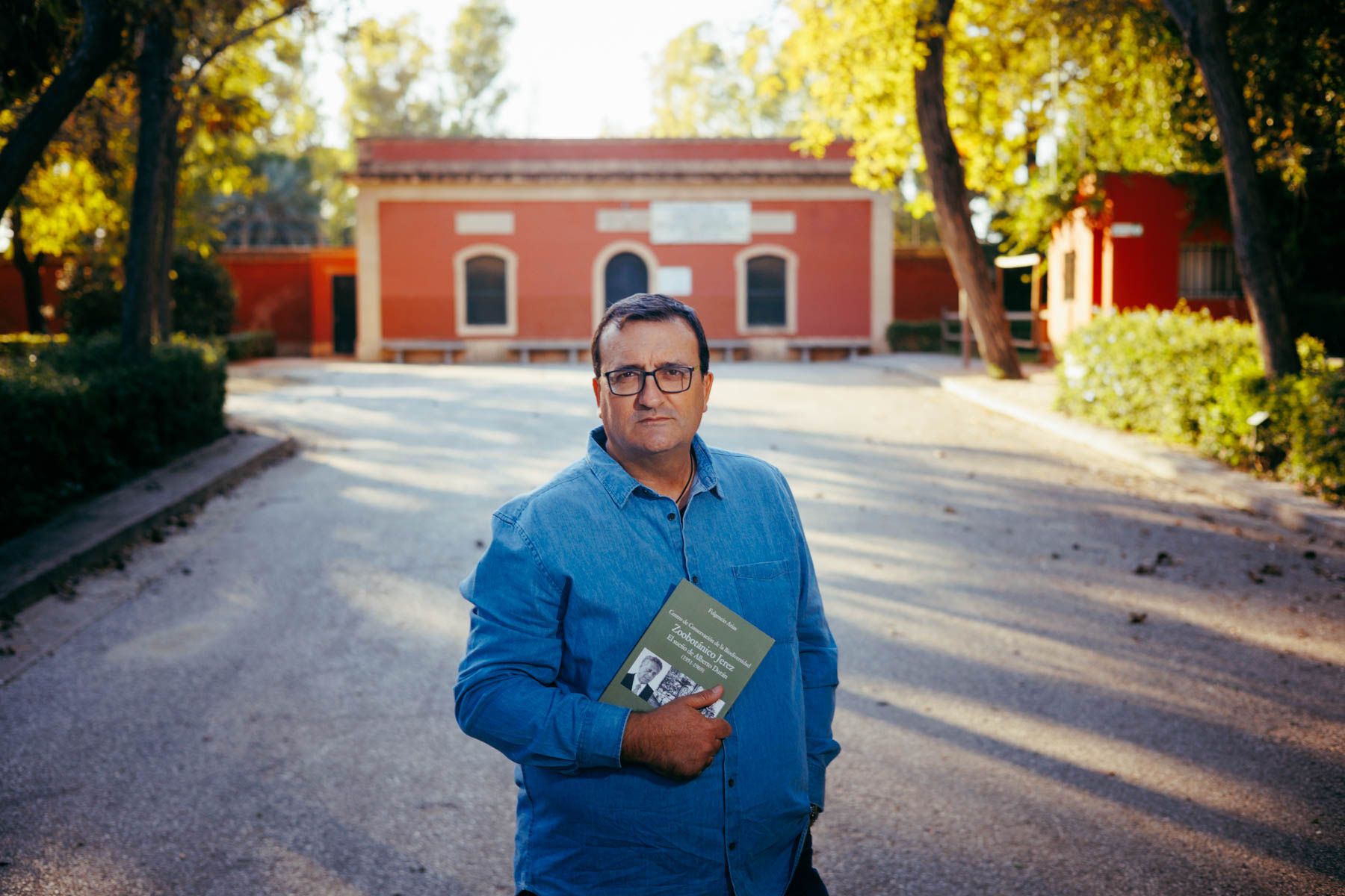 Fulgencio Arias, posando con su libro en el Zoobotánico de Jerez. Fulgencio Arias, posando con su libro en el Zoobotánico de Jerez.
