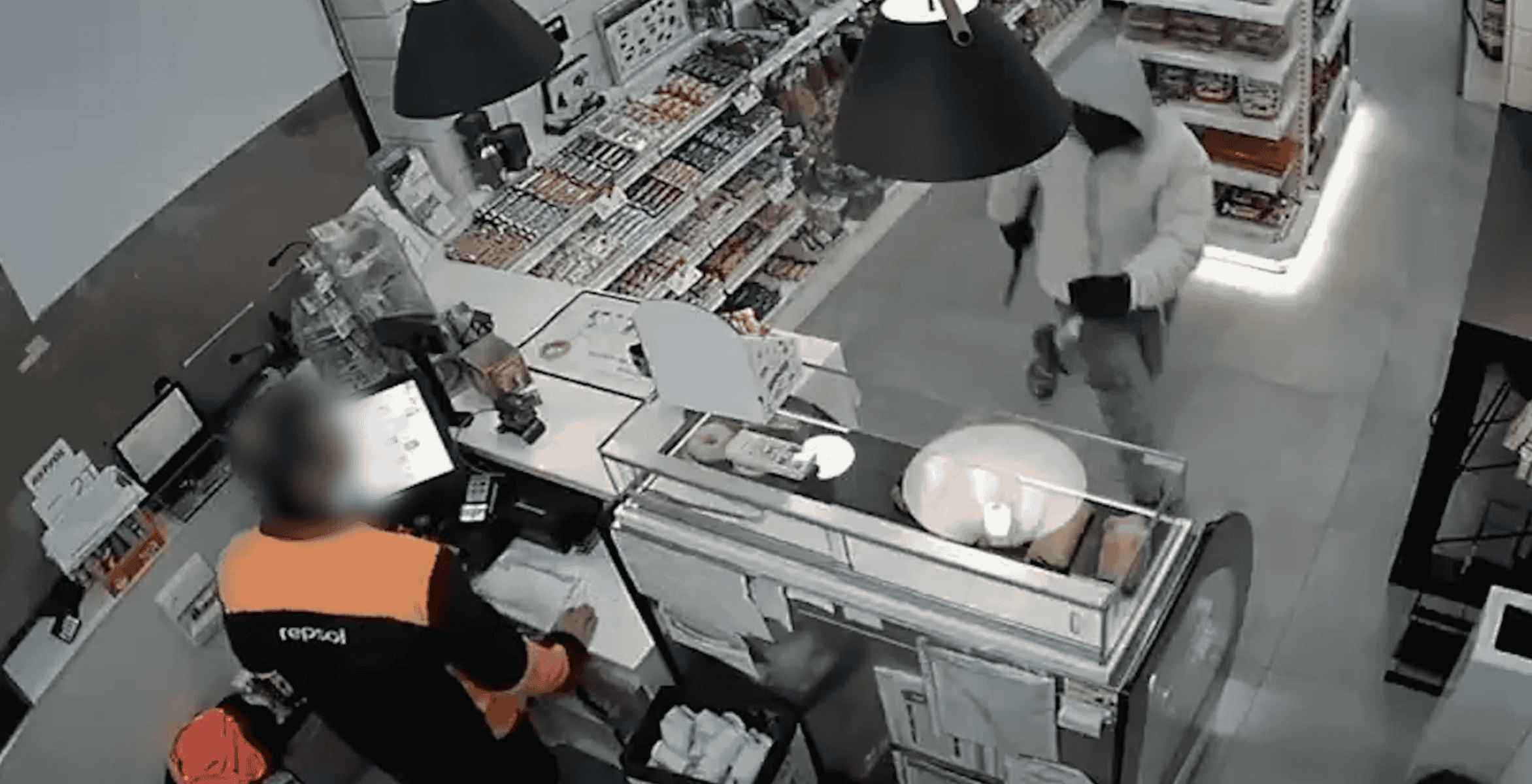 Imagen del atraco a una gasolinera de Algodonales, en la Sierra de Cádiz. Imagen del atraco a una gasolinera de Algodonales, en la Sierra de Cádiz.