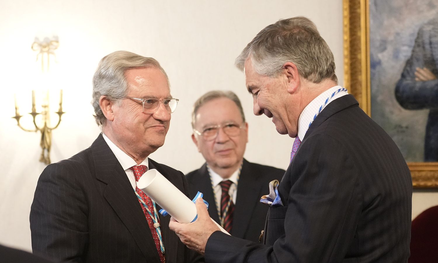 El presidente de la Academia, Juan Salido, entregando la patente de nuevo académico a Jesus Rodriguez. El presidente de la Academia, Juan Salido, entregando la patente de nuevo académico a Jesus Rodriguez.