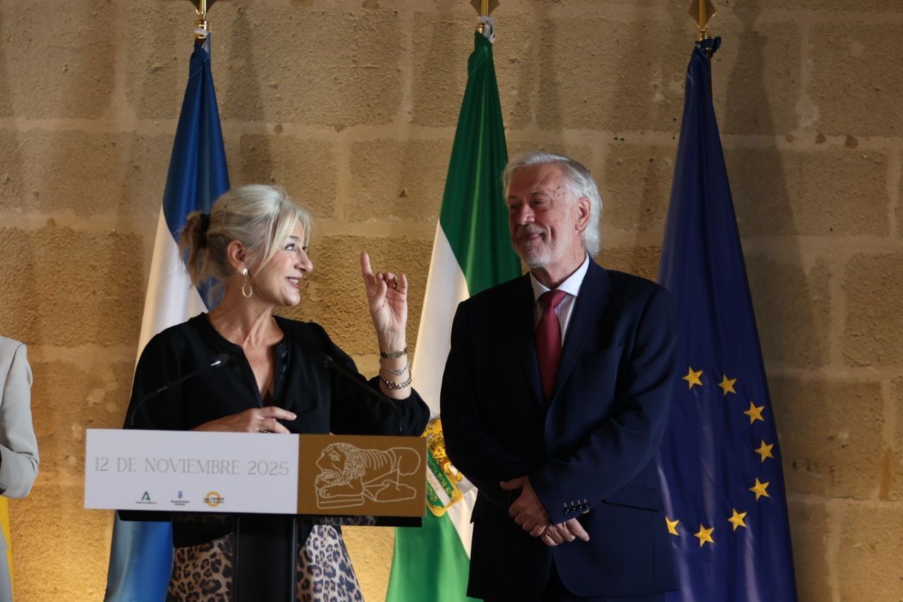 La consejera Patricia del Pozo, con José Ruiz Mata, representante de la plataforma por Asta Regia.