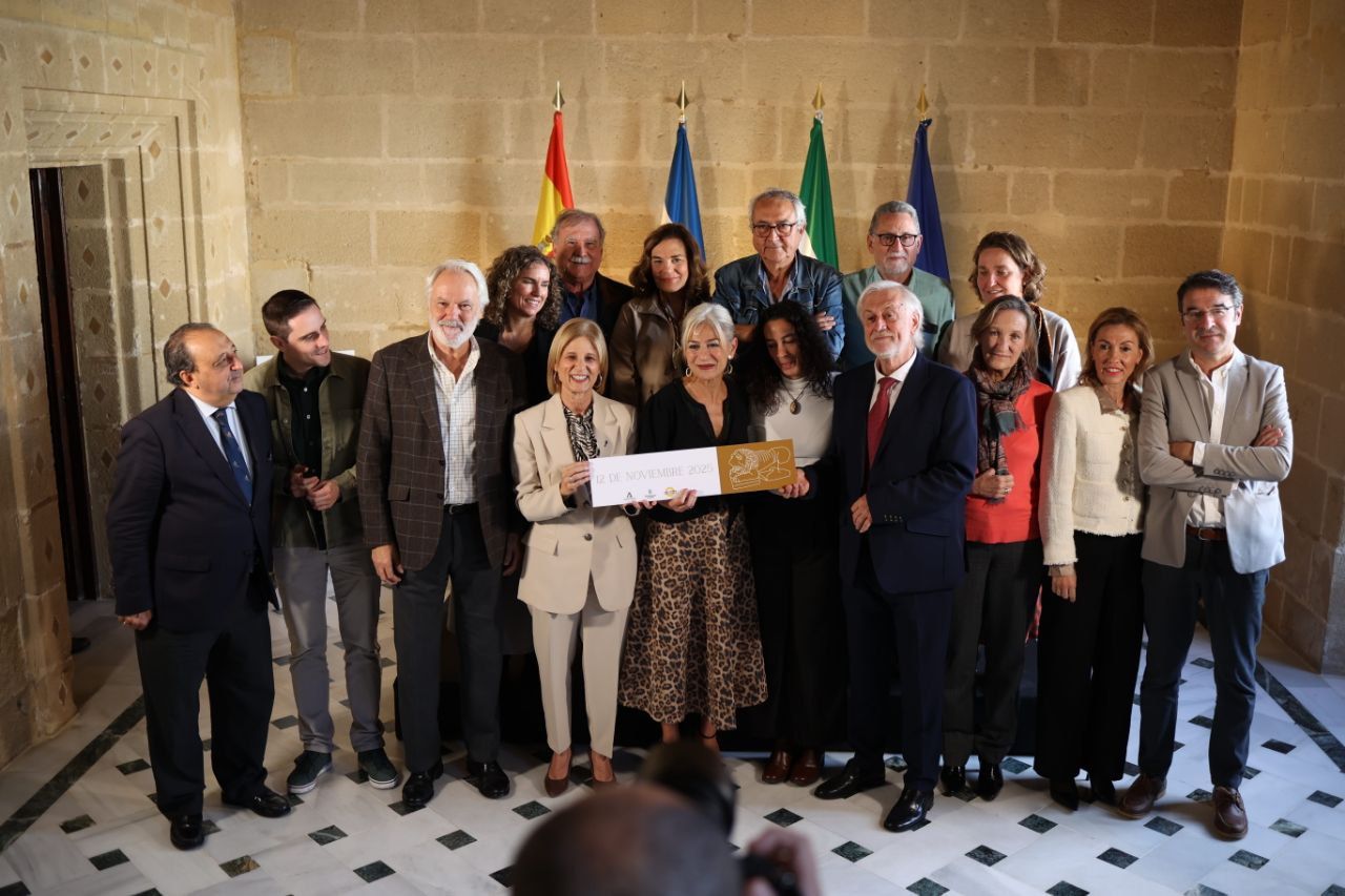 La consejera Patricia del Pozo, con la alcaldesa, miembros del gobierno local y de la plataforma por Asta Regia.