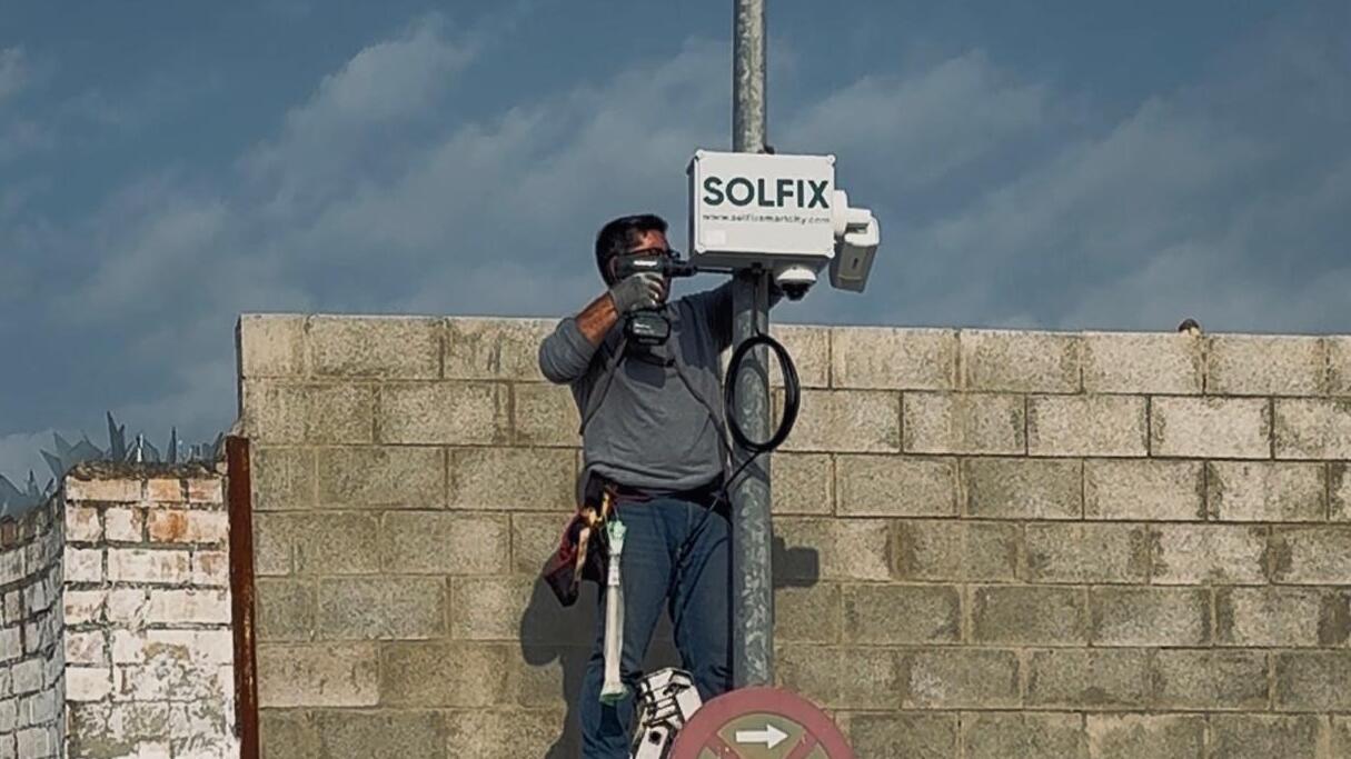Instalación de una de las cámaras que vigilarán los vertidos ilegales.