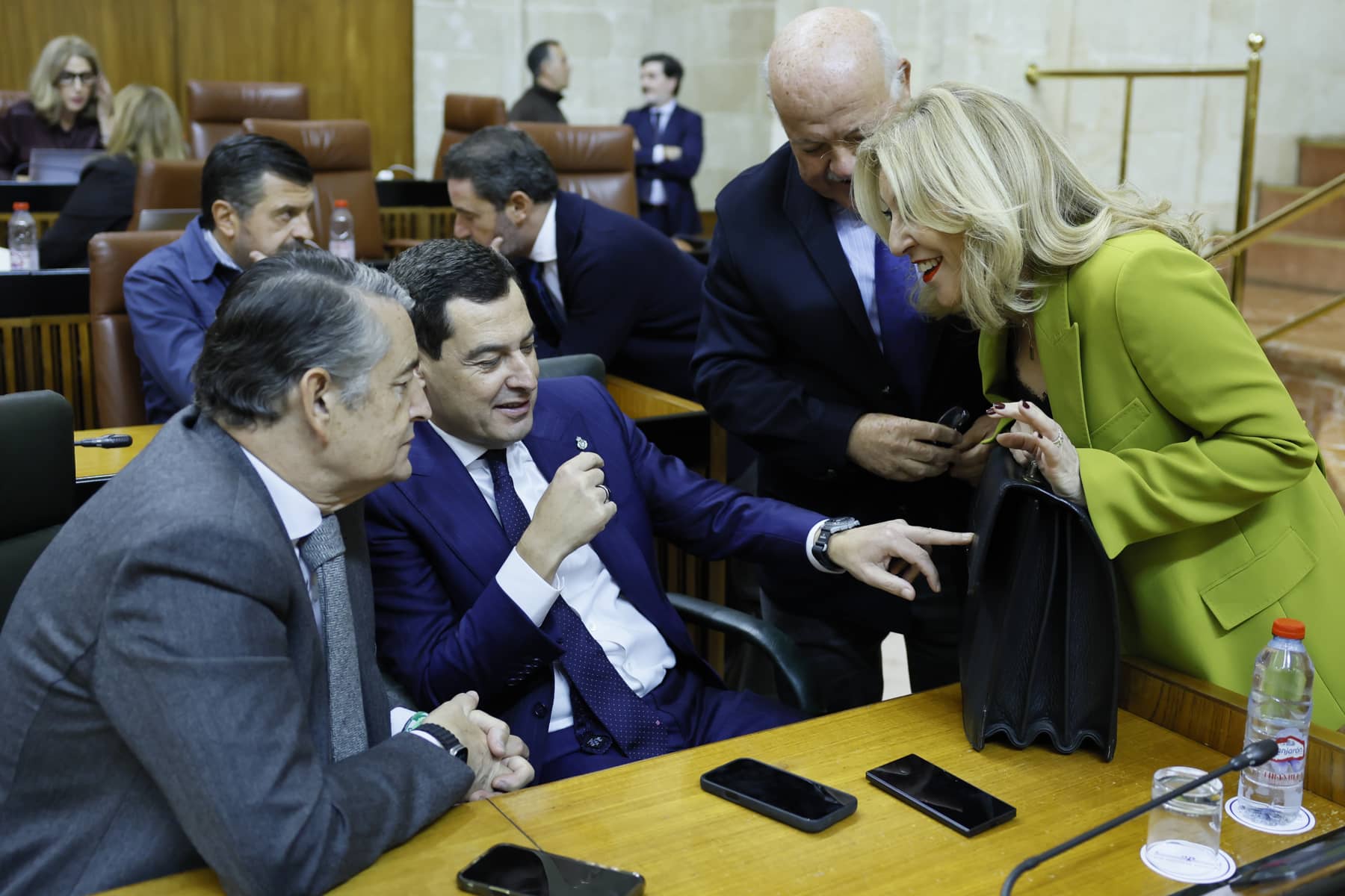 Carolina España, con Juanma Moreno, Antonio Sanz y el presidente del Parlamento.
