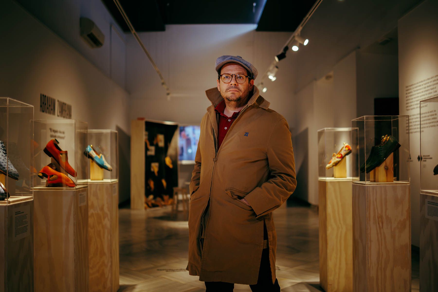 Abraham Zambrana, en la sala de exposiciones de la Escuela de Arte, con las creaciones que él mismo ha seleccionado para la muestra. Abraham Zambrana, en la sala de exposiciones de la Escuela de Arte, con las creaciones que él mismo ha seleccionado para la muestra.