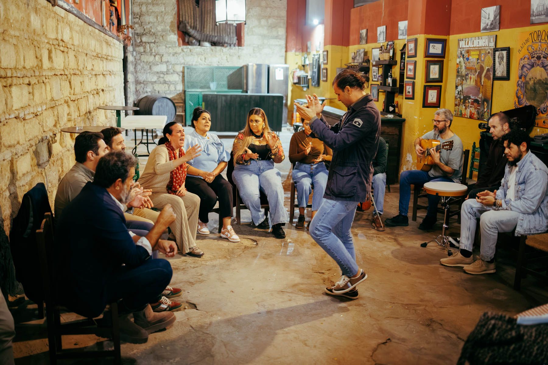 El bailaor Fernando Jiménez, bailando en mitad de un ensayo. El bailaor Fernando Jiménez, bailando en mitad de un ensayo.
