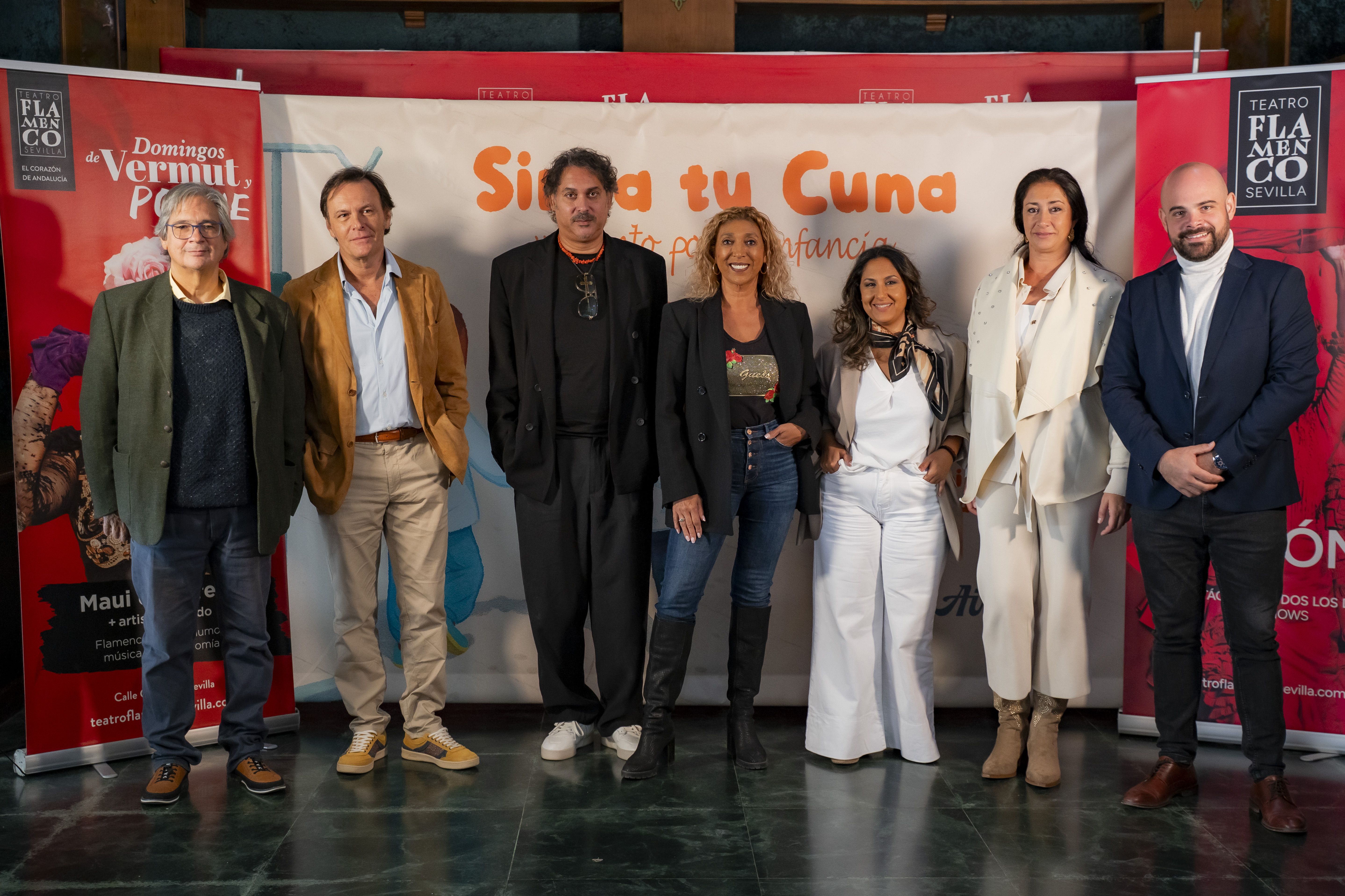 El acto de presentación del villancico benéfico 'Sirva tu cuna' reunía en el Teatro Flamenco de Sevilla a gran parte de los participantes del proyecto.