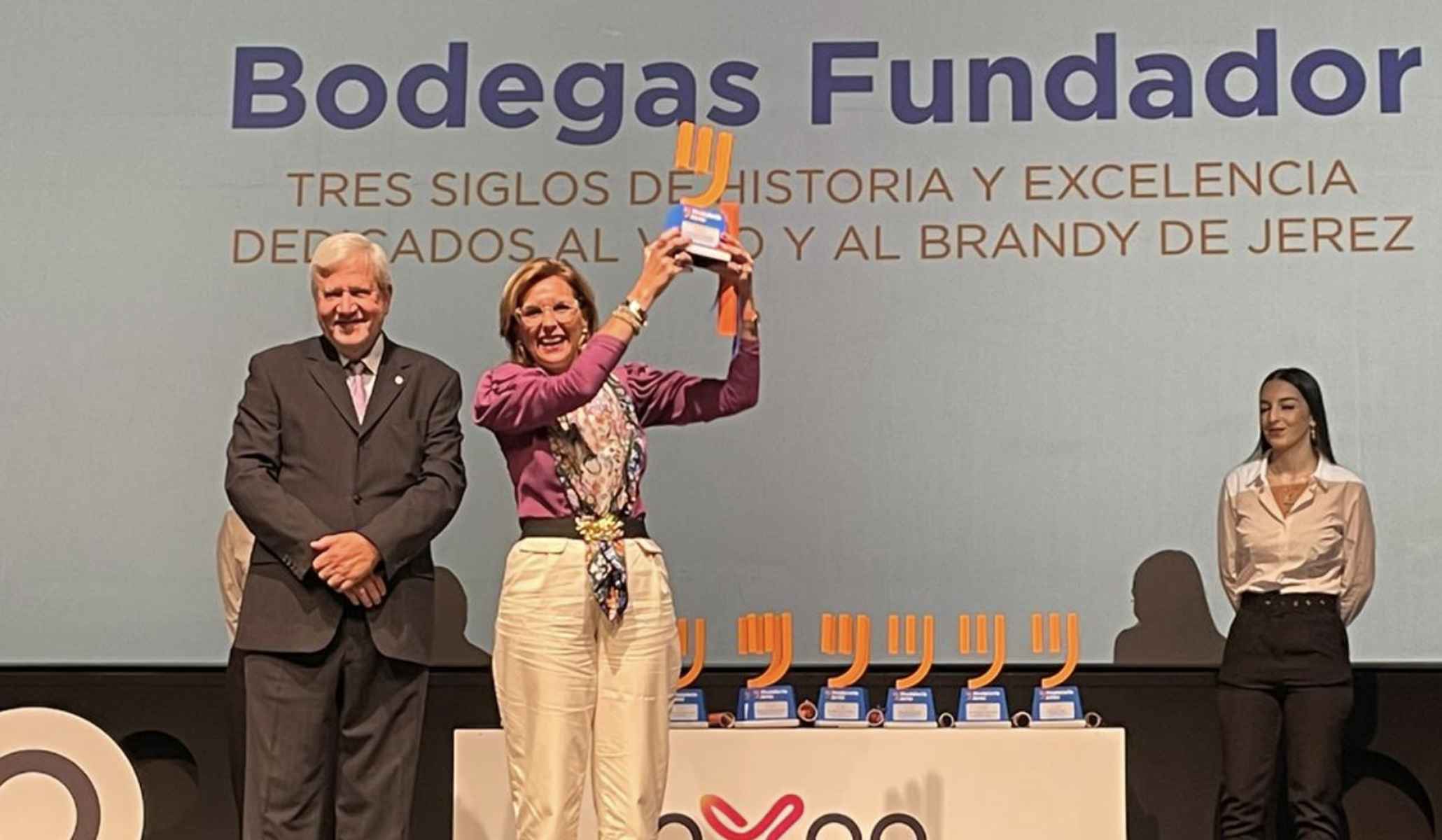 Eugenia Herrera, con la distinción a Bodegas Fundador, y Mariano Palacín.