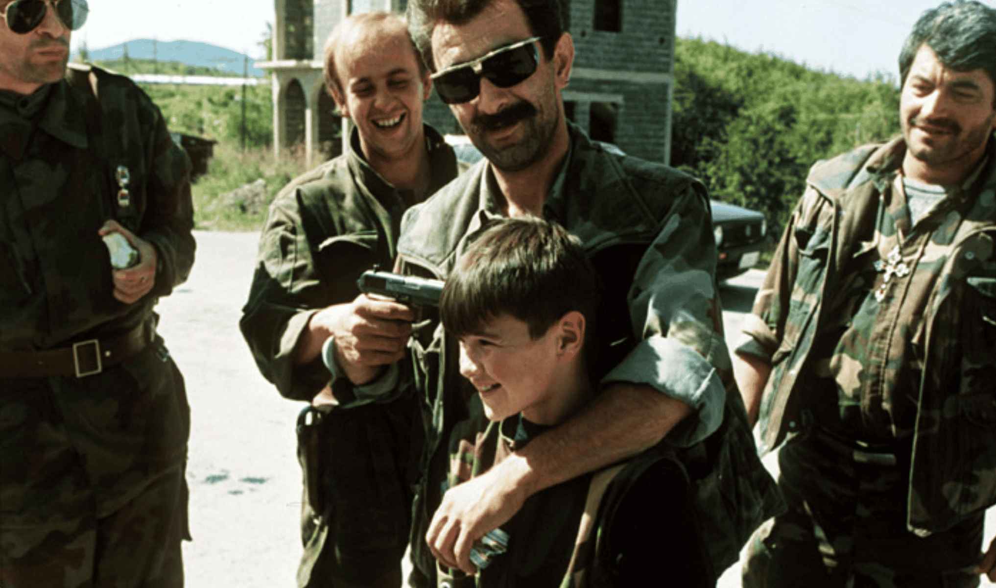 Un comandante serbio pone una pistola en la cabeza de su hijo en Sarajevo, año 1992. Un comandante serbio pone una pistola en la cabeza de su hijo en Sarajevo, año 1992.