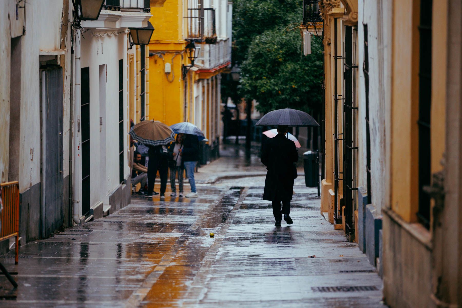 Una persona caminando bajo la lluvia en Andalucía. 