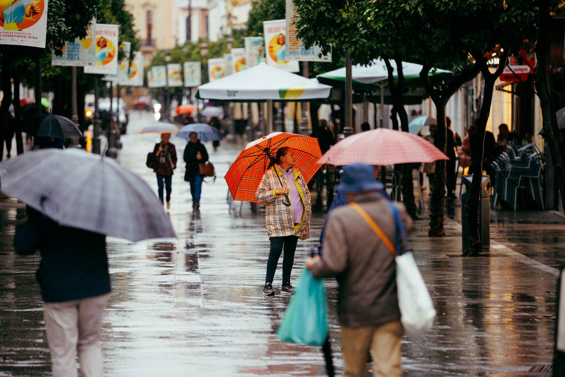 Buena parte de Andalucía tendrá que echar mano del paraguas este viernes con el paso de la borrasca Emilia.