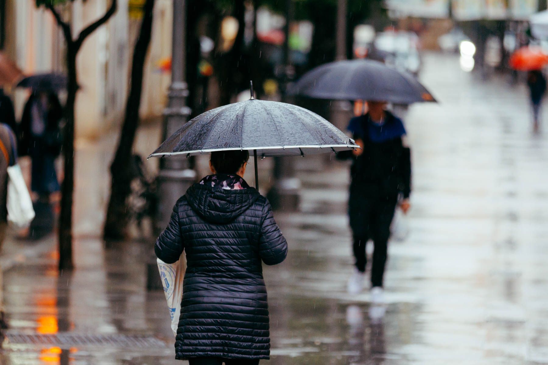 Los paraguas seguirán abiertos este viernes en la mayor parte de Andalucía.