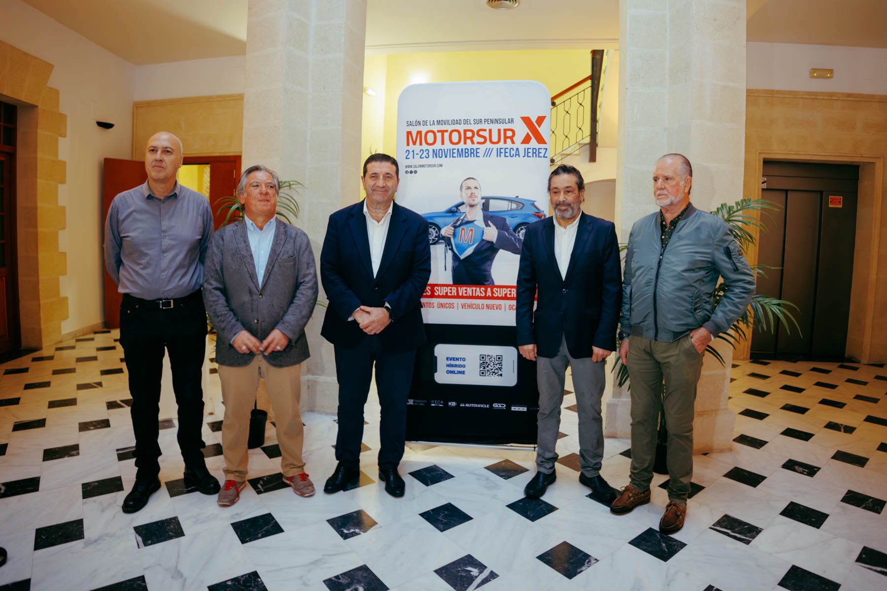 Juan Ángel Duarte y Carlos Landín, organizadores de Motorsur, con el teniente de alcaldesa Ignacio Martínez, Juan García de Adecosur e Ildefonso Sánchez, del Real Automóvil Club de Jerez.