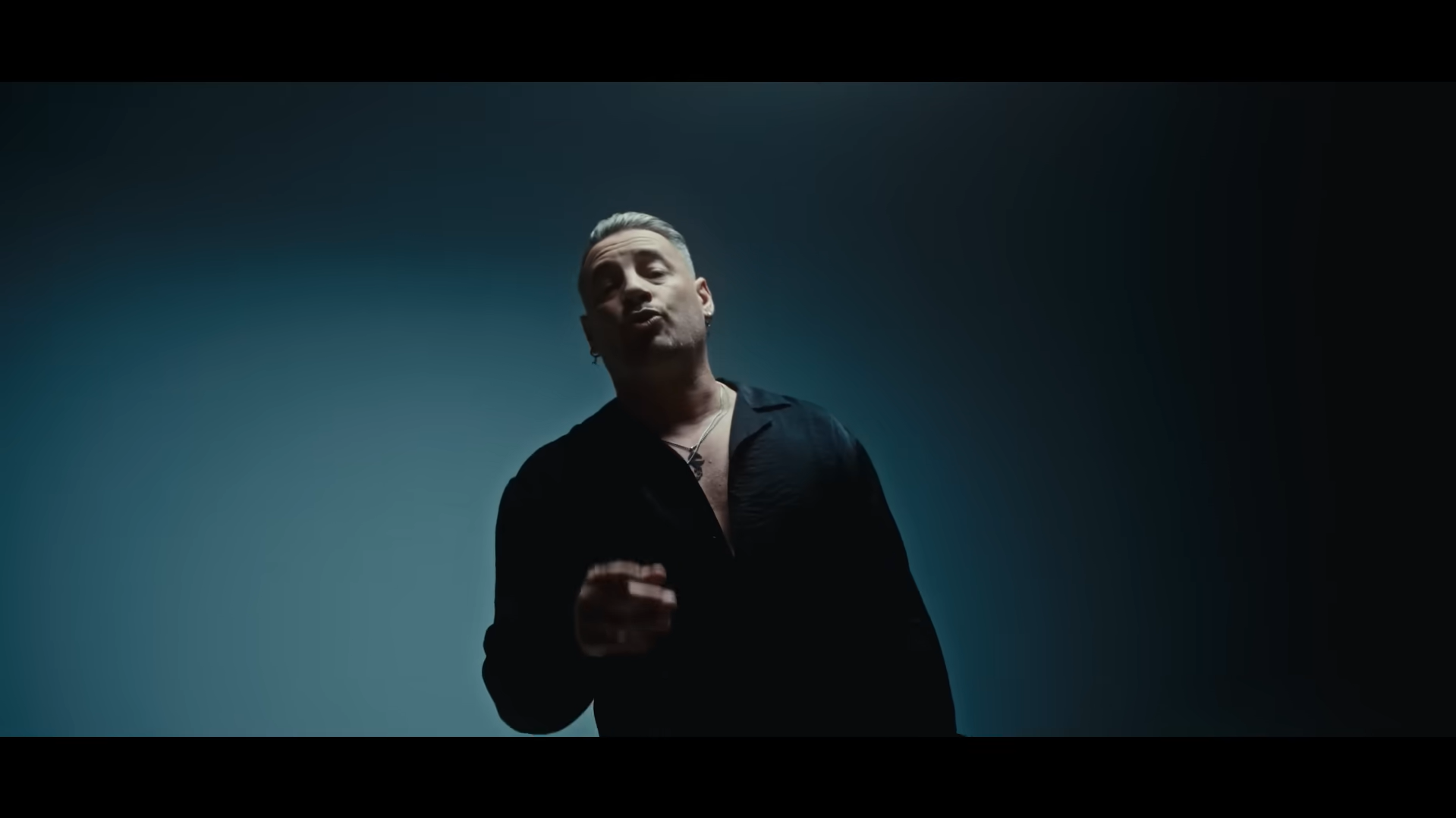 Andy en su nueva canción.