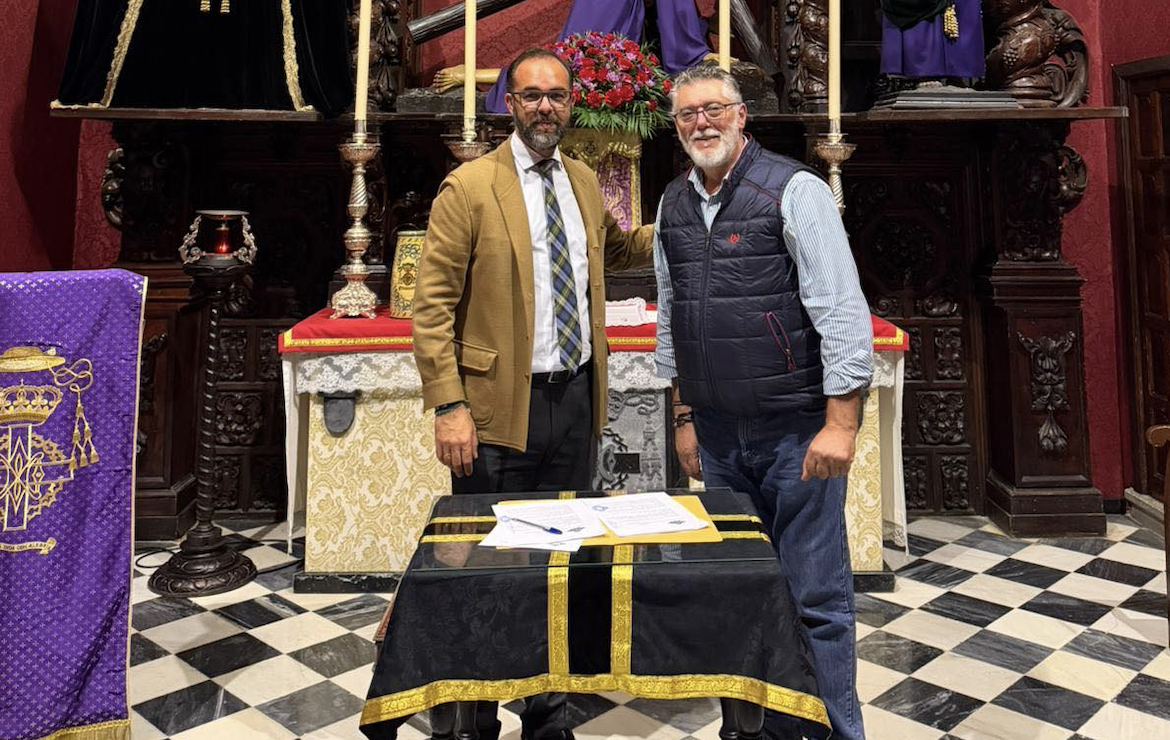 El hermano mayor de la hermandad y el bordador jerezano tras la firma del contrato. 