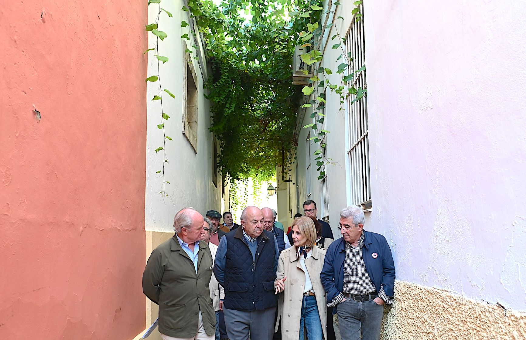 La alcaldesa María José García-Pelayo, visitando calles emparradas. La alcaldesa María José García-Pelayo, visitando calles emparradas.