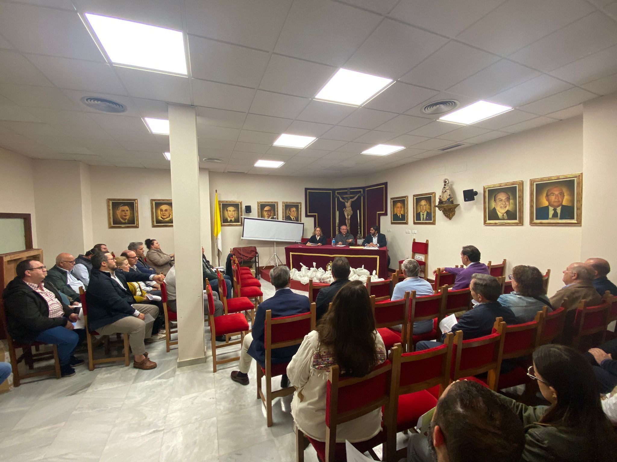 El salón de plenos de la Unión de Hermandades durante la reunión. 