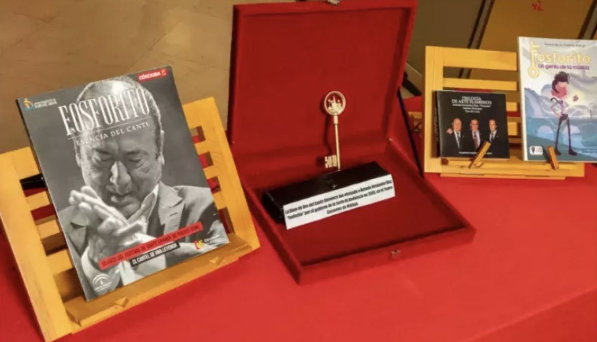 El disco con una recopilación de los cantes de Fosforito con Paco de Lucía, una copia de la Llave de Oro del Cante y un libro de pedagogía del flamenco que Fosforito incluyo en su Caja de las Letras del Instituto Cervantes.