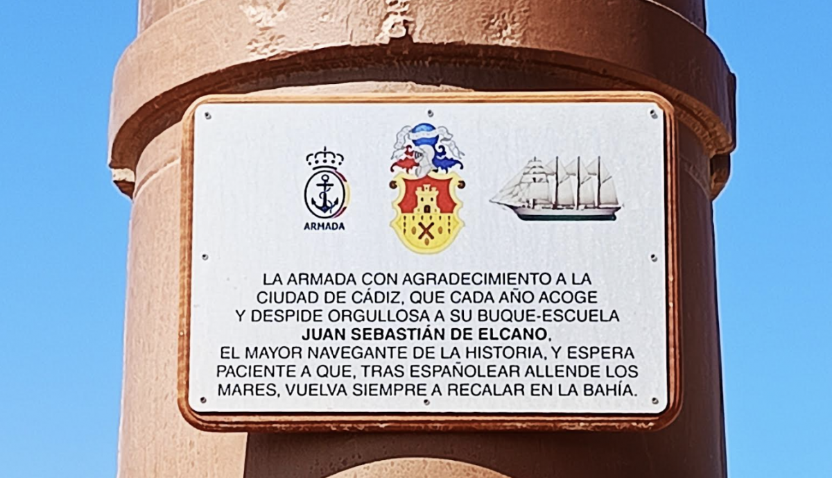 Placa conmemorativa de la vinculación de la Armada, Cádiz y del Juan Sebastián Elcano.