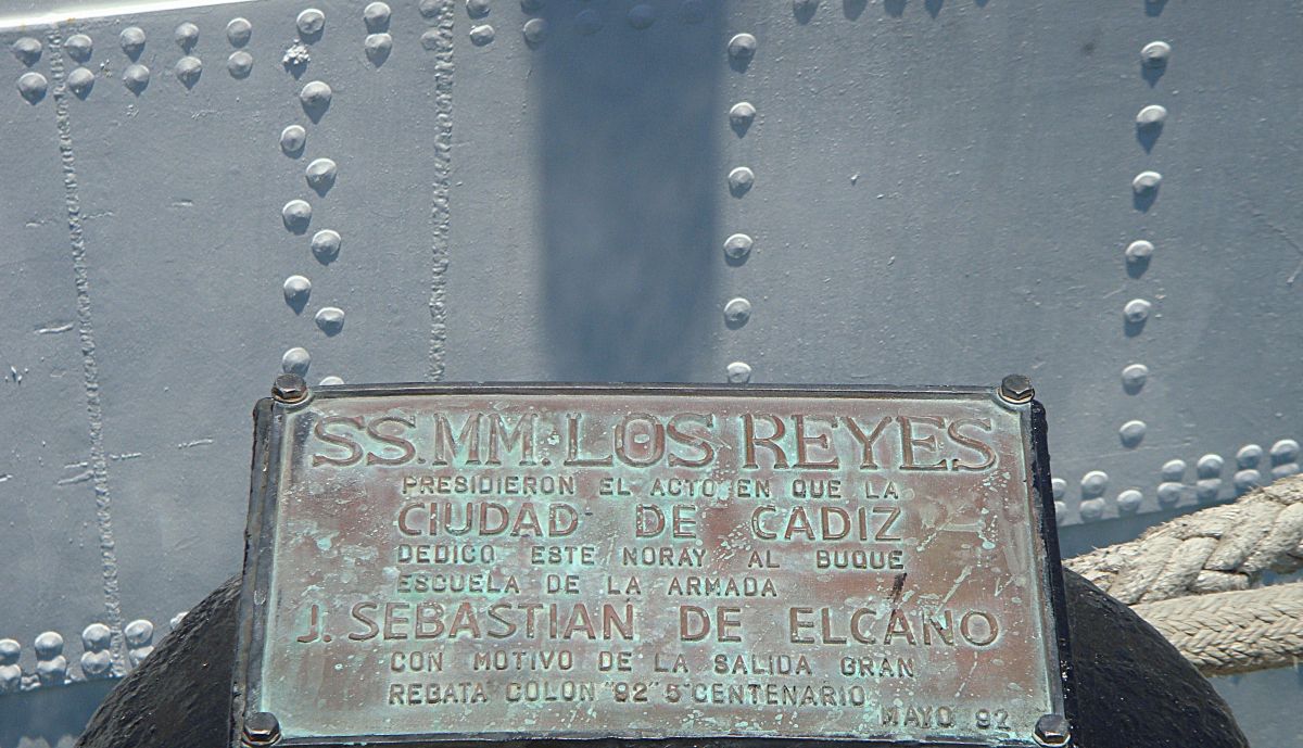 Noray dedicado en el Puerto de Cádiz al Juan Sebastián Elcano