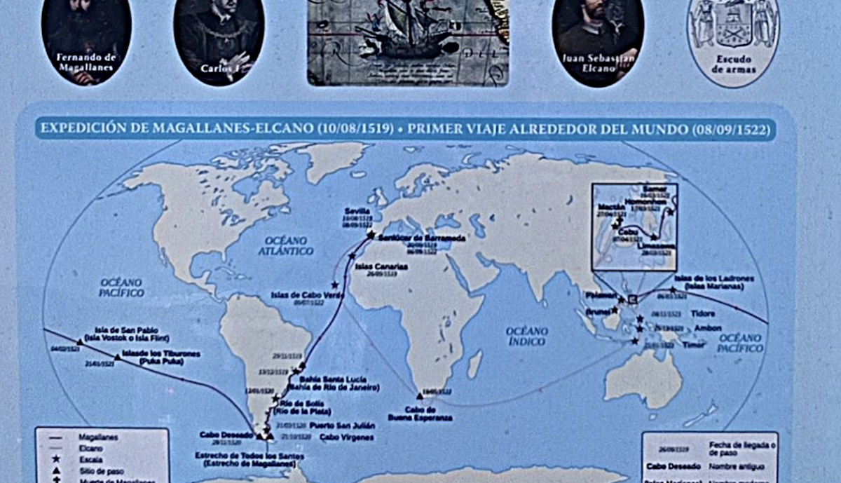 Panel explicativo sobre la Primera Vuelta al Mundo de Magallanes y Elcano.