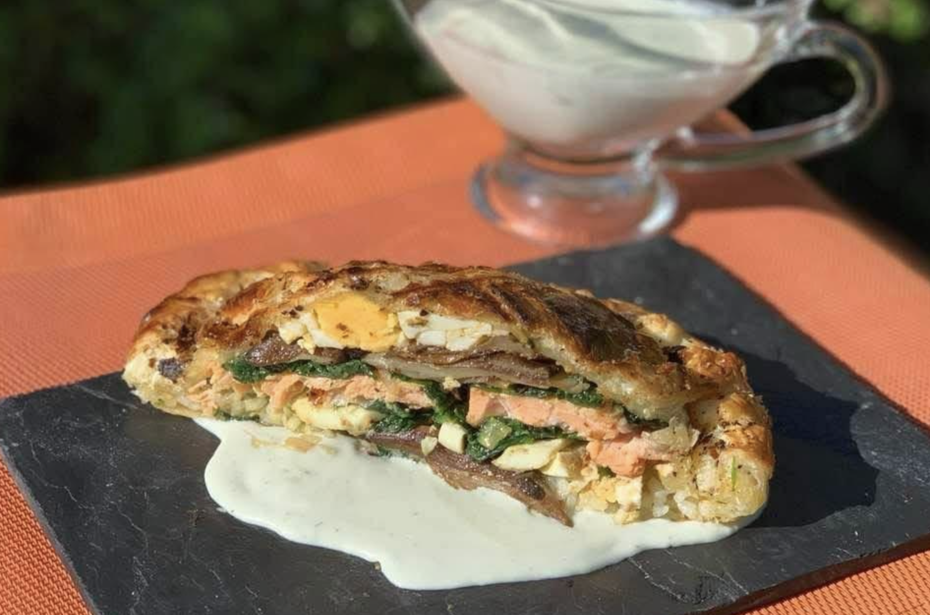 Hojaldre de salmón con verduras y salsa de queso azul de El Bucarito.