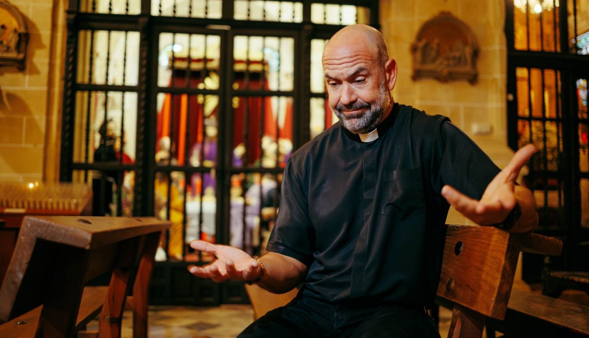 El párroco ante la capilla de los Cea, recientemente restaurada. 