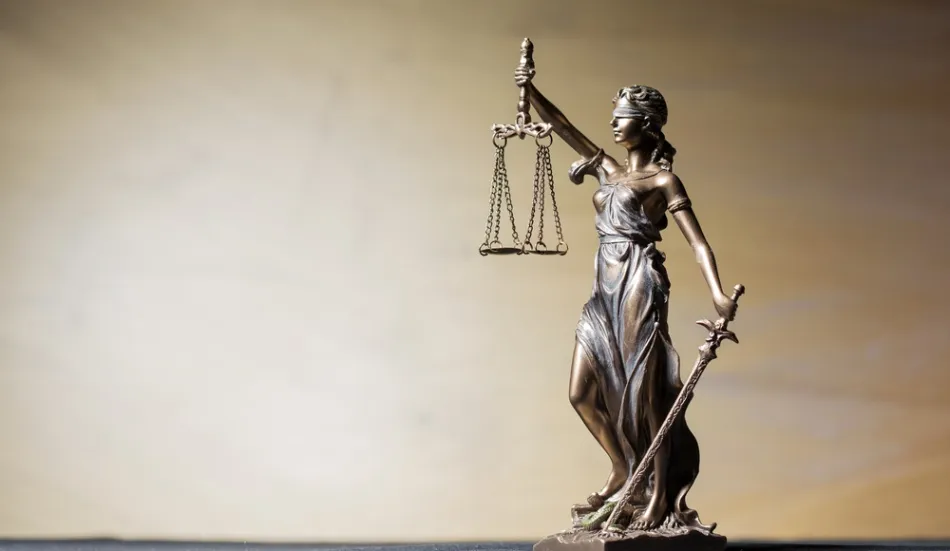 La diosa de la Justicia, con los ojos vendados.