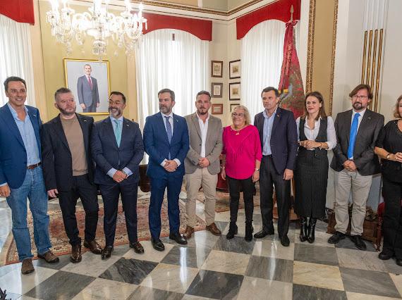 Los Reyes Magos, la Estrella y el Cartero de 2026, junto a la delegada de Fiestas y el alcalde de Cádiz.
