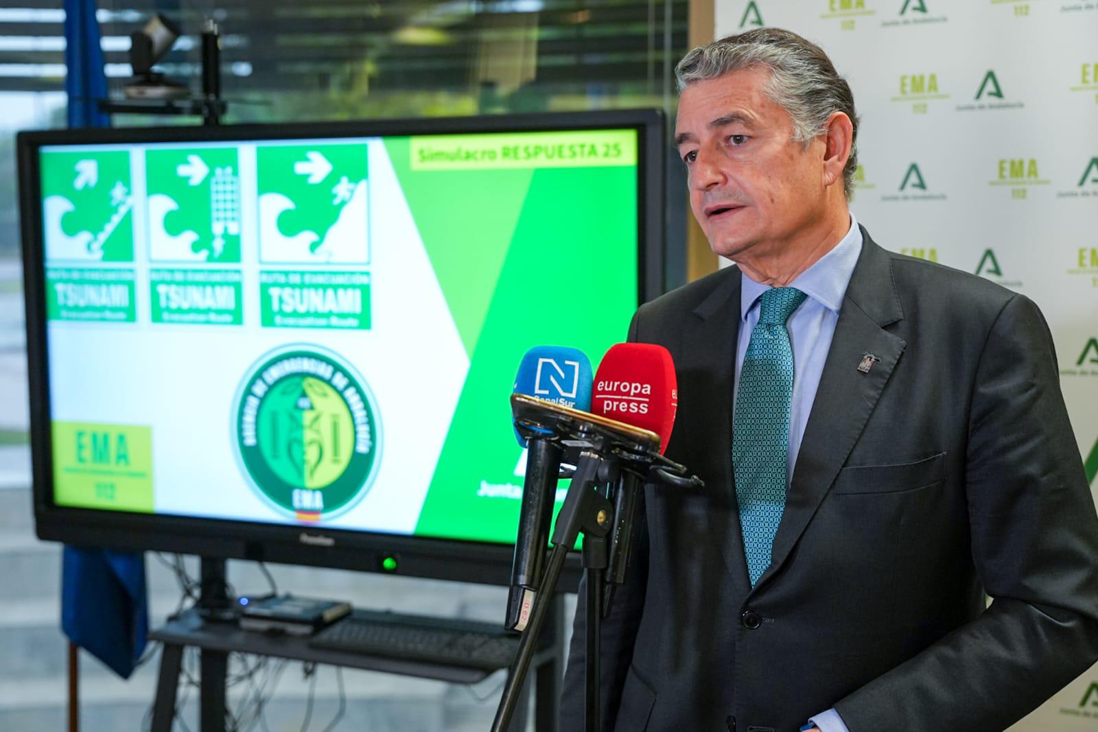 El consejero de Sanidad, Presidencia y Emergencias de Andalucía, Antonio Sanz, presentando el simulacro de tsunami en Cádiz.