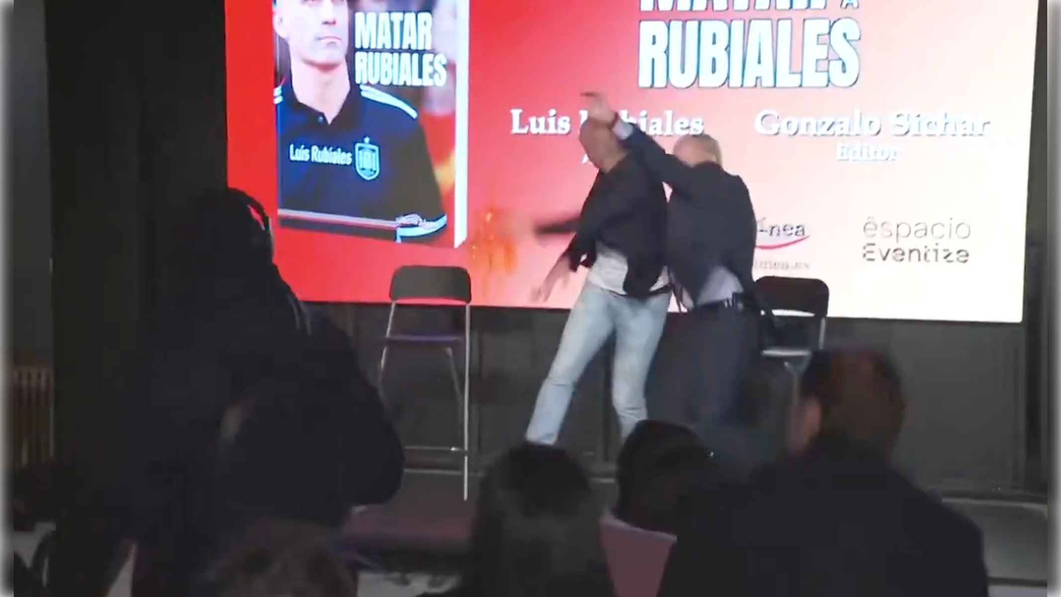 Un momento del incidente en el que el tío de Rubiales lanza huevos contra el expresidente de la RFEF.