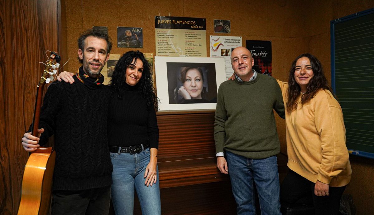 Profesores y alumnos de cante flamenco en el conservatorio.